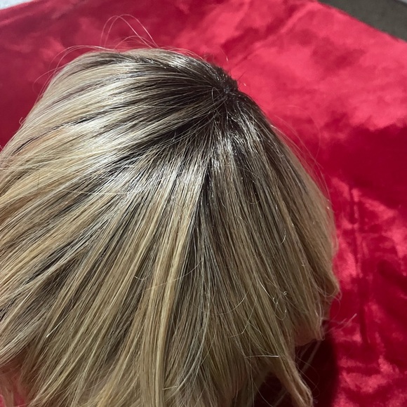 NWT-Hairdo-Graduated Glam Bob Wig - Picture 9 of 10